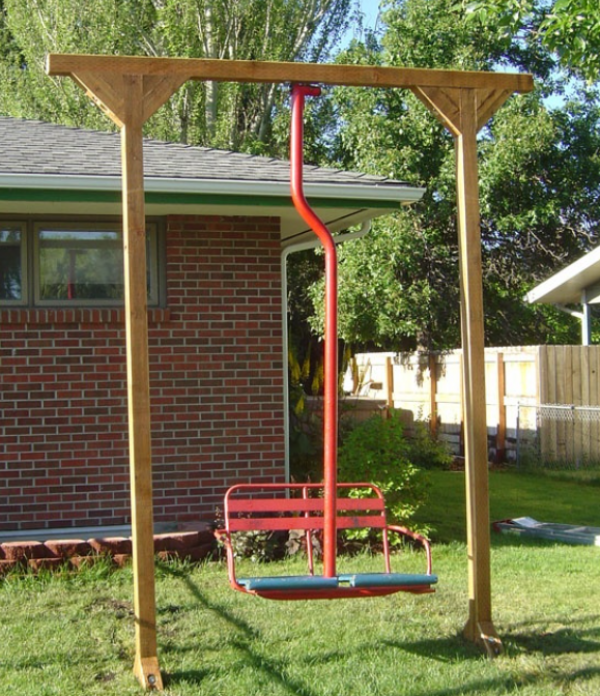 Taman kontemporer dengan kursi gantung modern